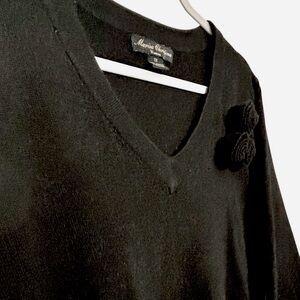 Black Womens V-Neck Sweater with Rosettes 1X EUC